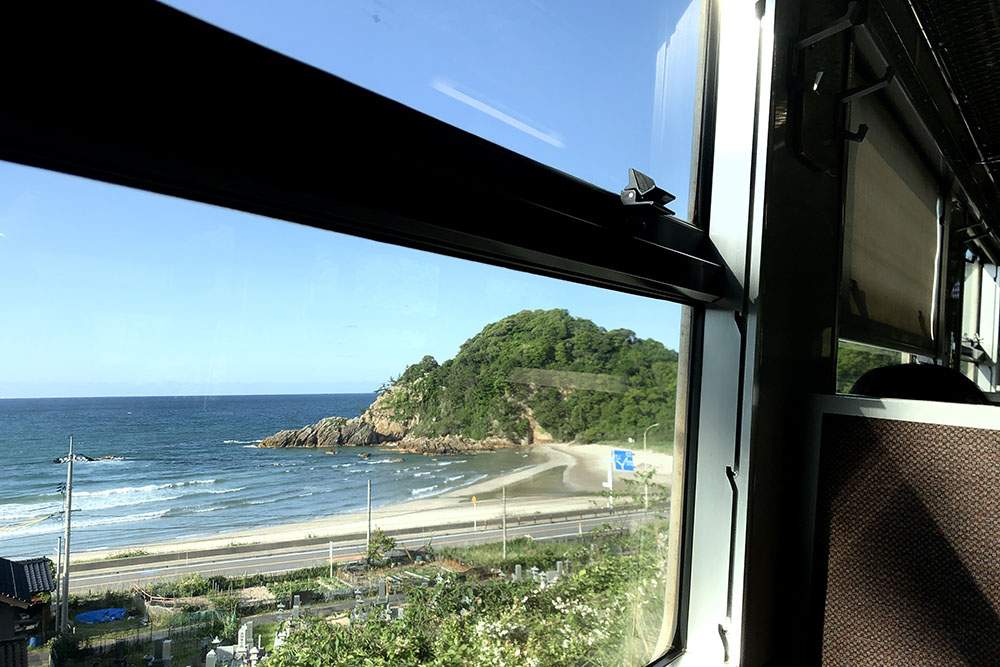 日本海の車窓