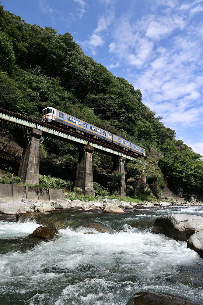 渓流を走る普通列車